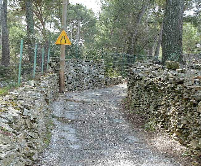 Narrow lane to Cassis