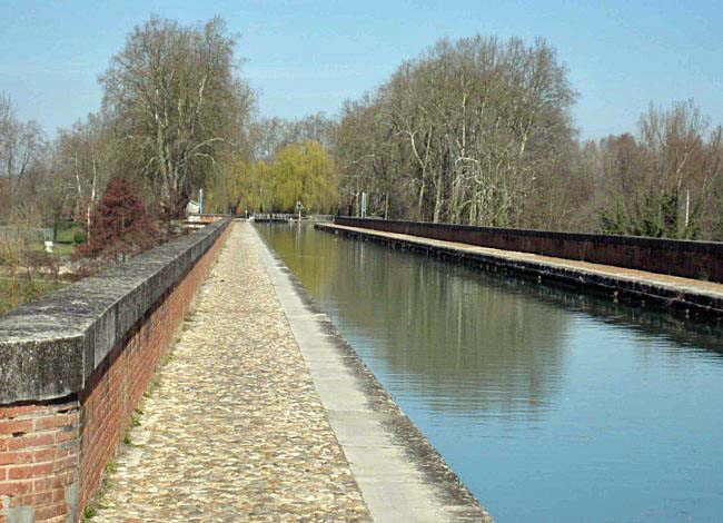 Moissac canal bridge over the Tarn