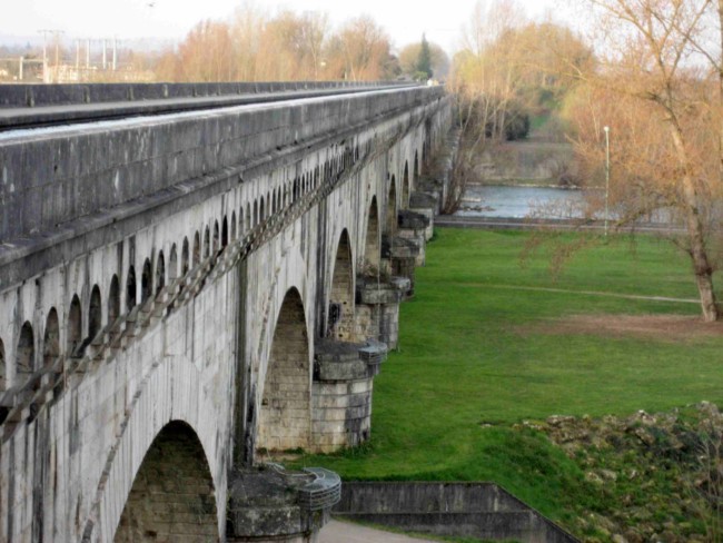 Agen canal bridge over Garonne