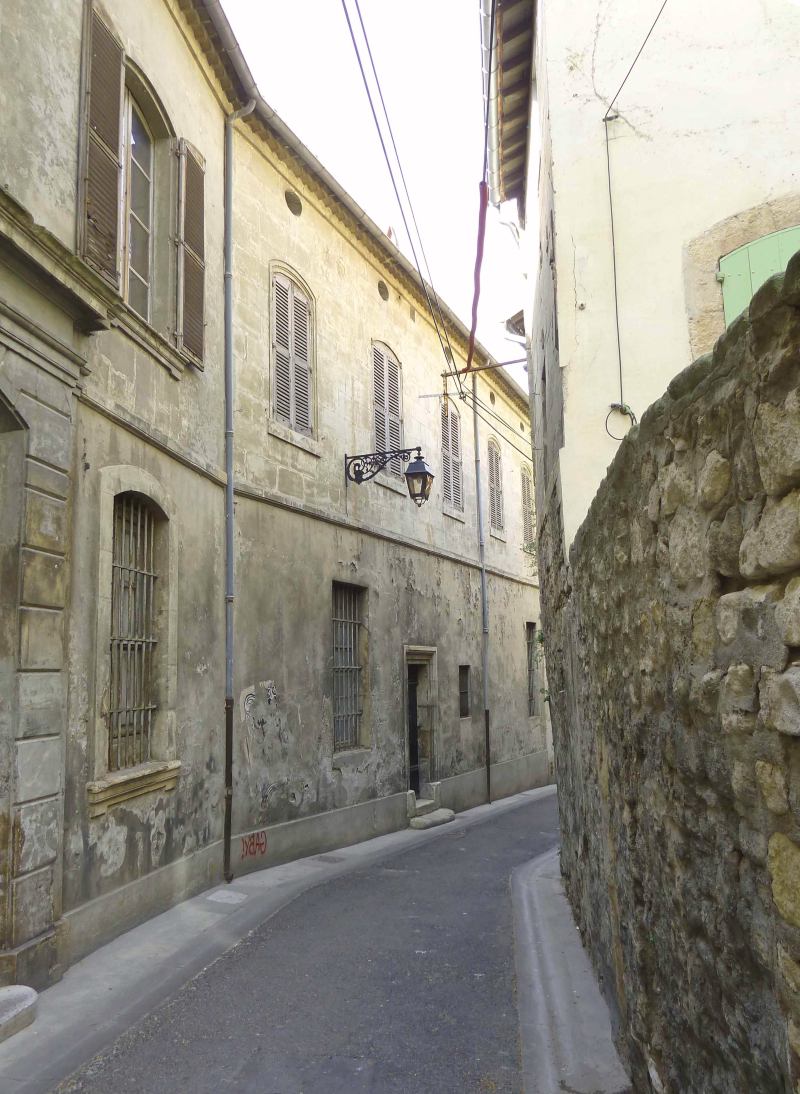 Arles narrow street