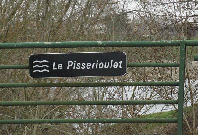 Le Pisserioulet sign