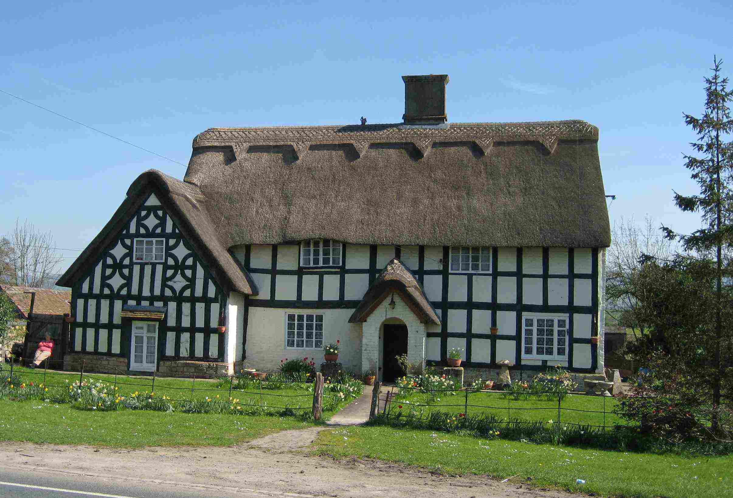 DN16 Gloucester thatched cottage