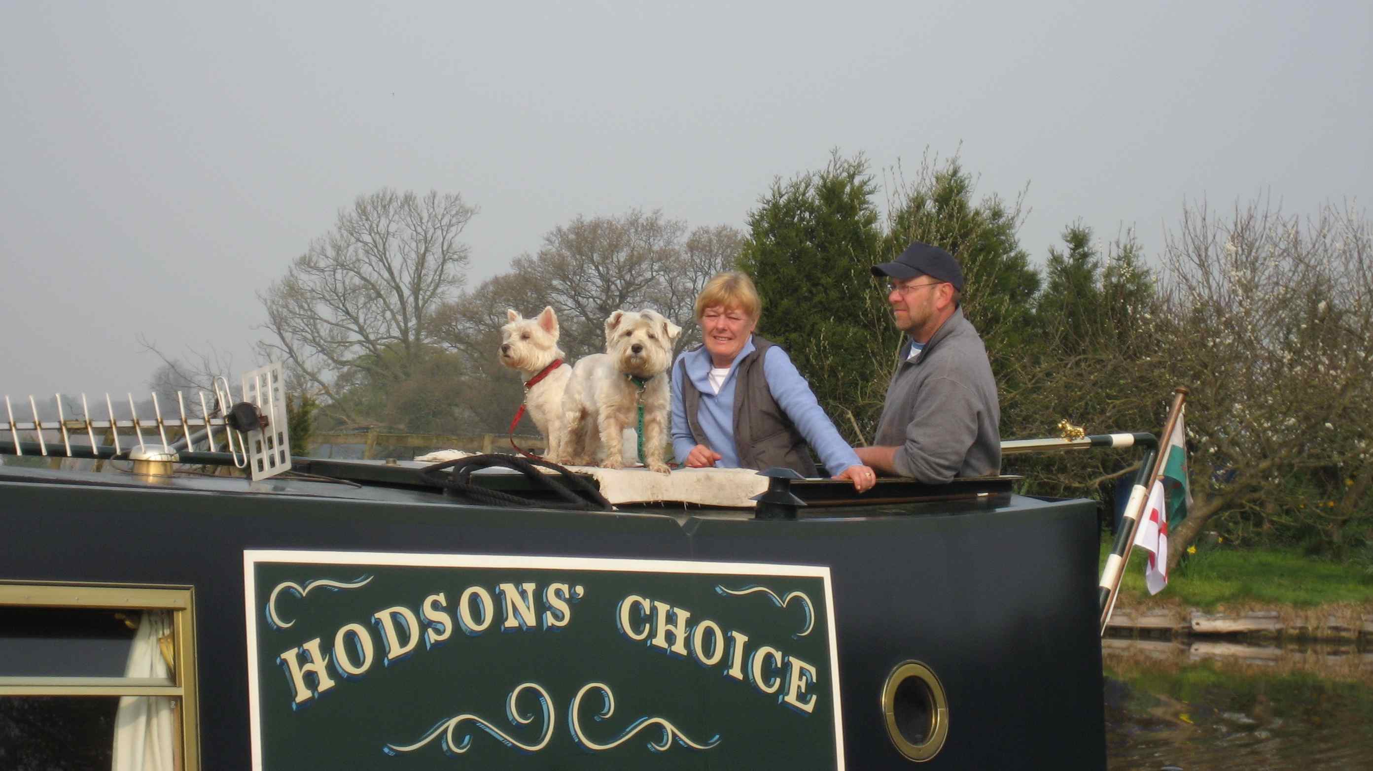 DN22 Canalboat w 2 dogs