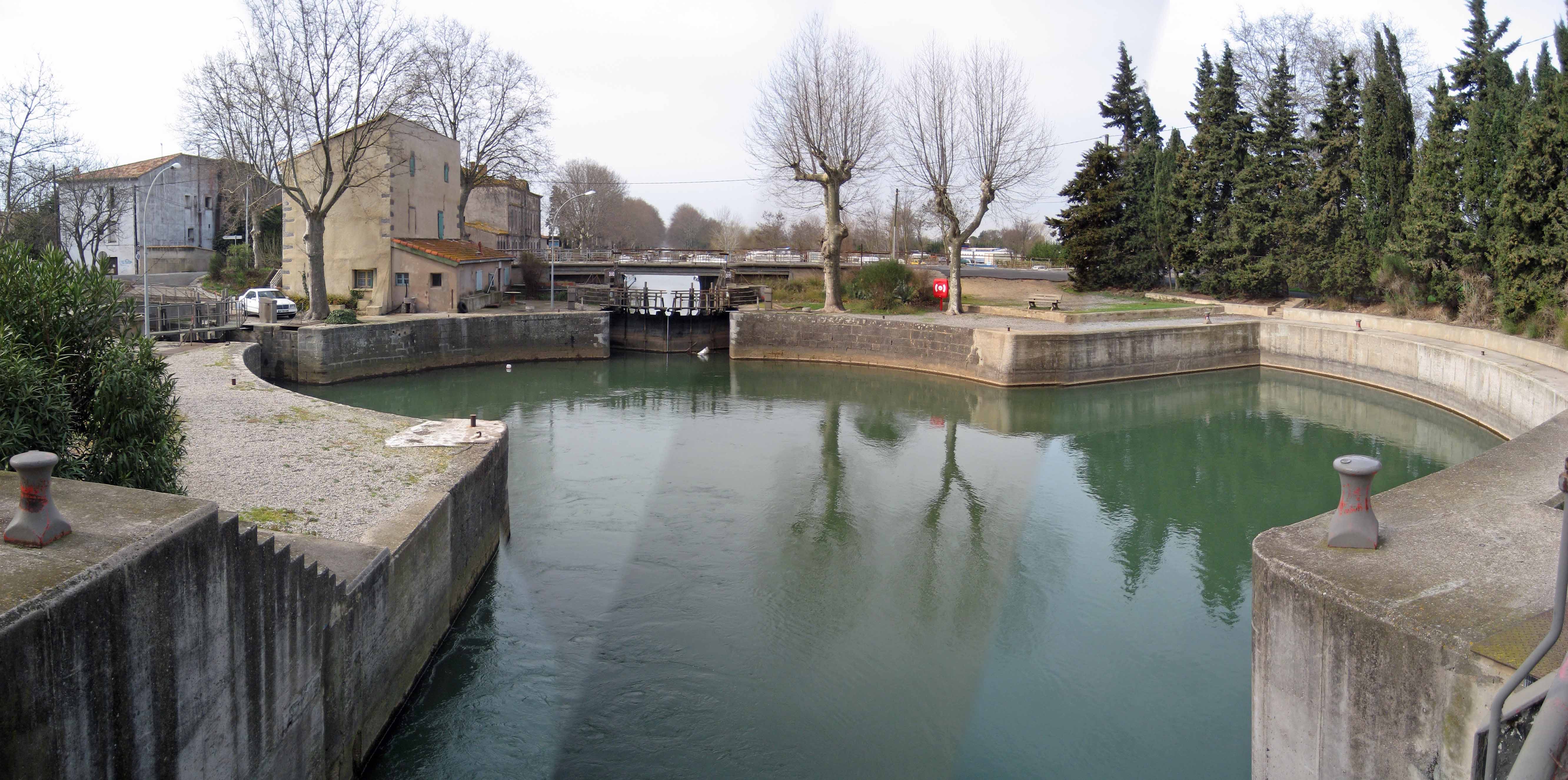 Round basin lock 3